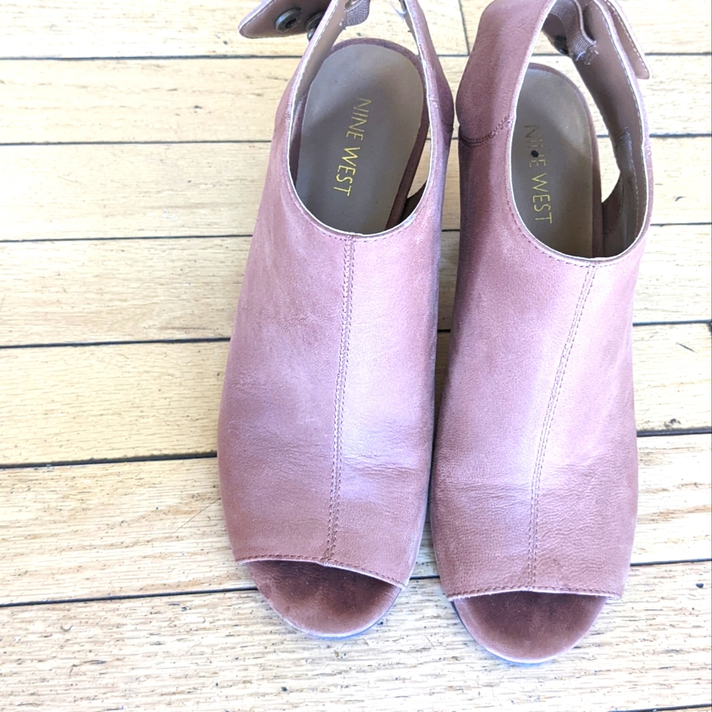 Nine west leather booties. Perfect for spring. Size 8 brown 🟤